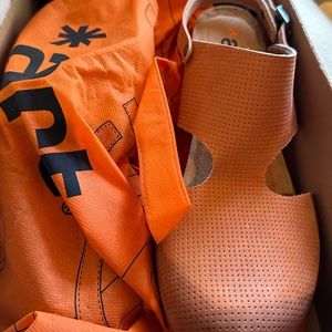 Art Mojave Tinted Cuero Covered Toe Sandals